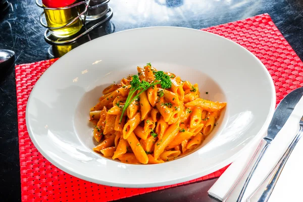 Italiaanse pasta met chili saus — Stockfoto