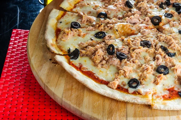 Włoskiej pizzy z różnego rodzaju mięsa i czarnymi oliwkami — Zdjęcie stockowe
