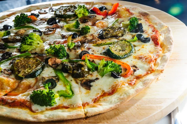 Italiaanse pizza met verschillende soorten vlees, broccoly en zwarte olijven — Stockfoto