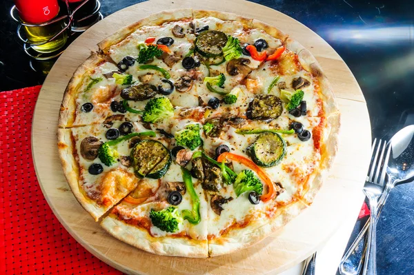 Pizza italiana con vari tipi di carne, broccoli e olive nere — Foto Stock