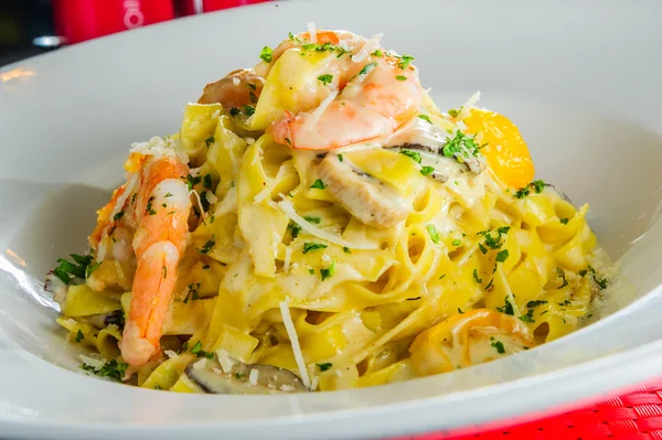 Здоровые морепродукты спагетти на тарелке — стоковое фото