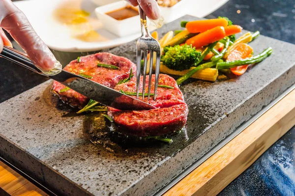 Filete cocido sobre piedra de lava — Foto de Stock