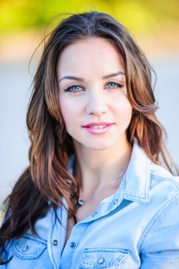 Yang kentsel portresi güzel kadın.