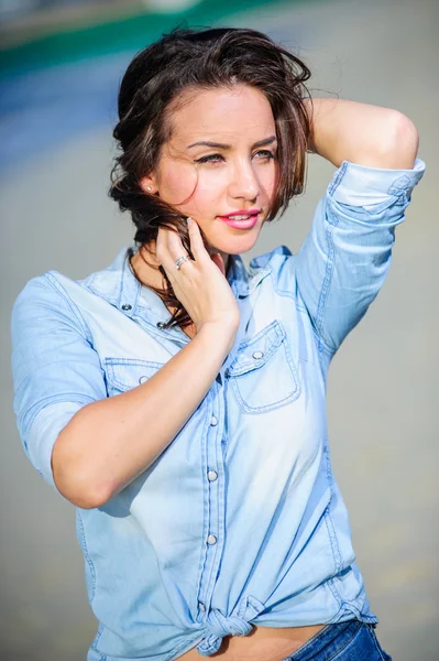 Stedelijke portret van yang mooie vrouw. — Stockfoto