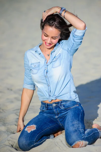 Urban portrait of yang beautiful woman. — Stock Photo, Image