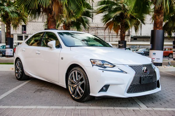 Presentación de coches nuevos en el evento anual de automoción "MECONTI". 26 de noviembre de 2014 en Dubai, Emiratos Árabes Unidos . — Foto de Stock