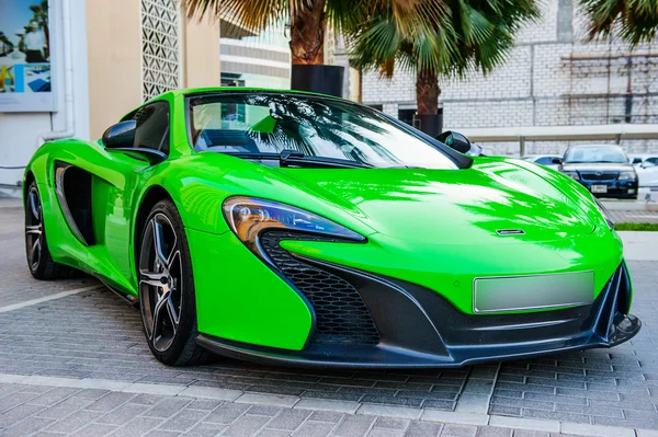 Präsentation der Neuwagen auf der jährlichen Automesse "meconti". 26. November 2014 in Dubai, Vereinigte Arabische Emirate. — Stockfoto