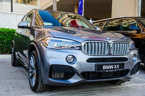 Présentation de voitures neuves au salon automobile annuel "MECONTI". 26 novembre 2014 à Dubaï, Émirats arabes unis . — Photo