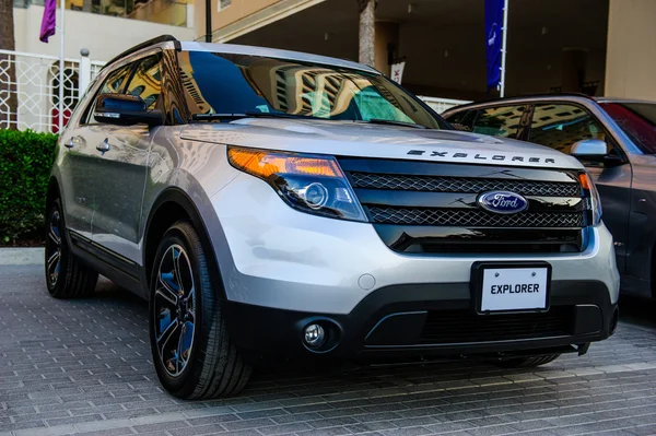 Nieuwe auto's presentatie op jaarlijkse auto-show "Meconti" evenement. 26 november 2014 in Dubai, Verenigde Arabische Emiraten. — Stockfoto