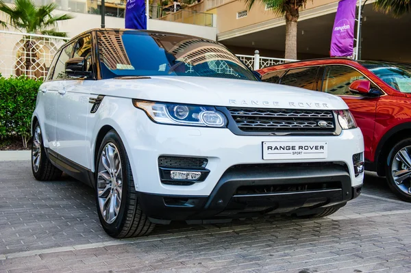 Presentación de coches nuevos en el evento anual de automoción "MECONTI". 26 de noviembre de 2014 en Dubai, Emiratos Árabes Unidos . —  Fotos de Stock