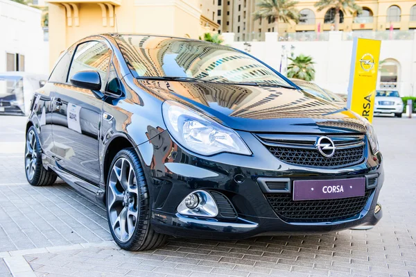 Presentación de coches nuevos en el evento anual de automoción "MECONTI". 26 de noviembre de 2014 en Dubai, Emiratos Árabes Unidos . —  Fotos de Stock