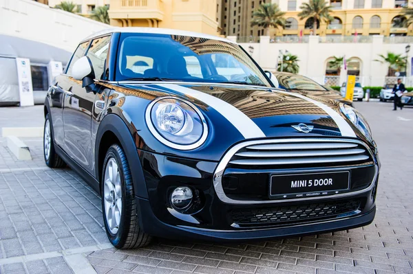 Apresentação de carros novos no evento anual "MECONTI". 26 de novembro de 2014 em Dubai, Emirados Árabes Unidos . — Fotografia de Stock