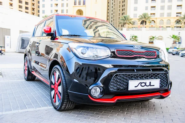 Presentación de coches nuevos en el evento anual de automoción "MECONTI". 26 de noviembre de 2014 en Dubai, Emiratos Árabes Unidos . —  Fotos de Stock