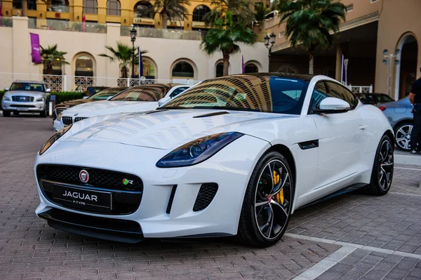 Presentación de coches nuevos en el evento anual de automoción "MECONTI". 26 de noviembre de 2014 en Dubai, Emiratos Árabes Unidos . —  Fotos de Stock