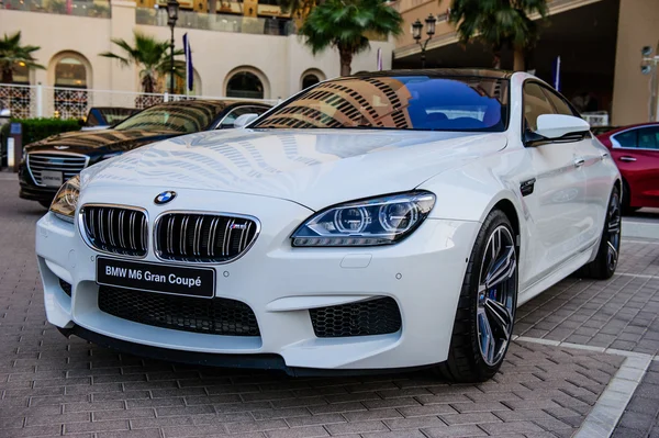 Nieuwe auto's presentatie op jaarlijkse auto-show "Meconti" evenement. 26 november 2014 in Dubai, Verenigde Arabische Emiraten. — Stockfoto