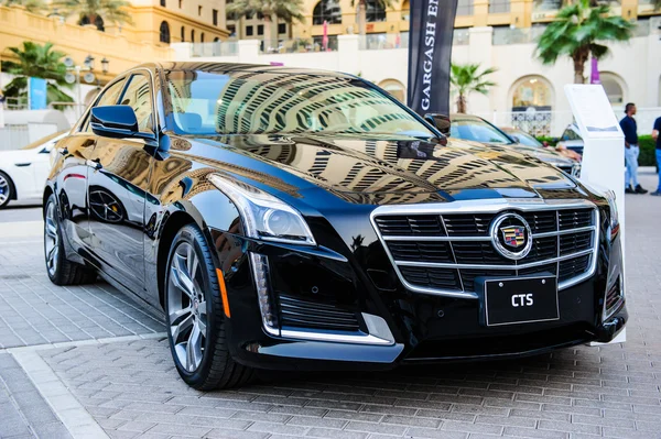 Presentación de coches nuevos en el evento anual de automoción "MECONTI". 26 de noviembre de 2014 en Dubai, Emiratos Árabes Unidos . —  Fotos de Stock