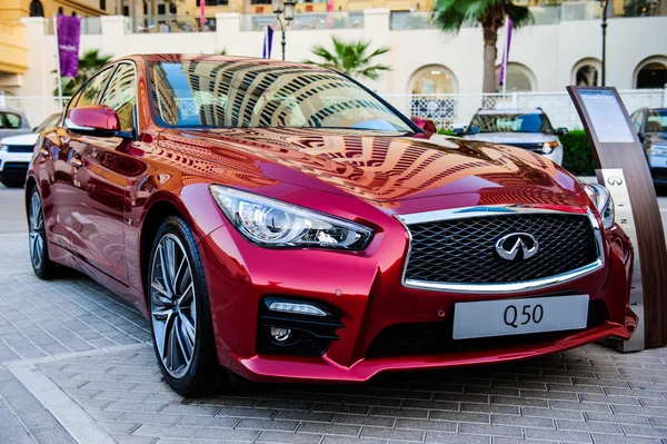 Presentación de coches nuevos en el evento anual de automoción "MECONTI". 26 de noviembre de 2014 en Dubai, Emiratos Árabes Unidos . — Foto de Stock