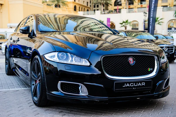 연간 자동차 쇼 "Meconti" 이벤트에서 새로운 차 프리젠테이션. 2014 년 11 월 26 일에서 두바이, 아랍 에미레이트 연방. — 스톡 사진