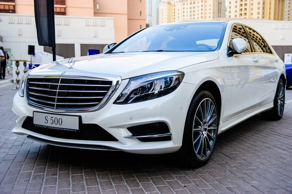 Presentación de coches nuevos en el evento anual de automoción "MECONTI". 26 de noviembre de 2014 en Dubai, Emiratos Árabes Unidos . —  Fotos de Stock