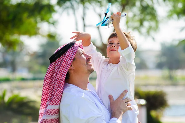 Pai árabe e criança brincam ao ar livre — Fotografia de Stock