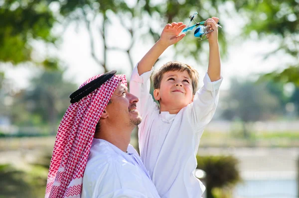 Padre árabe y niño pequeño juegan al aire libre —  Fotos de Stock