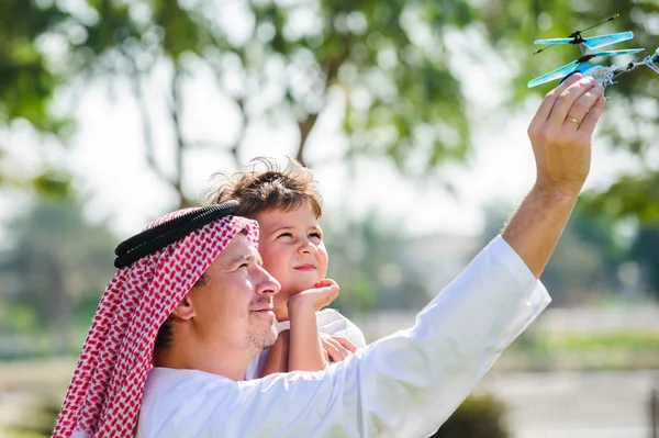 Padre e figlio arabo . — Foto Stock