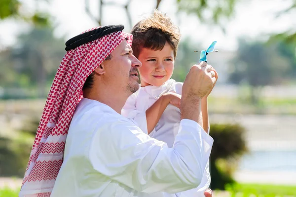 Arabische vader en zoon. — Stockfoto