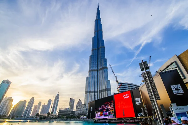 Головний вхід до торгового центру Дубай і хмарочосу Бурдж Дубай. — стокове фото