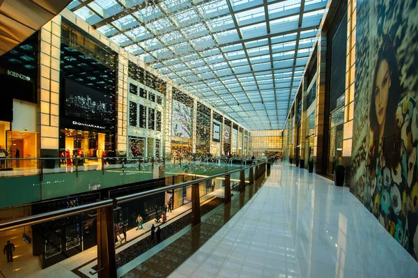 यूएई में दुनिया का सबसे बड़ा शॉपिंग मॉल दुबई मॉल . — स्टॉक फ़ोटो, इमेज