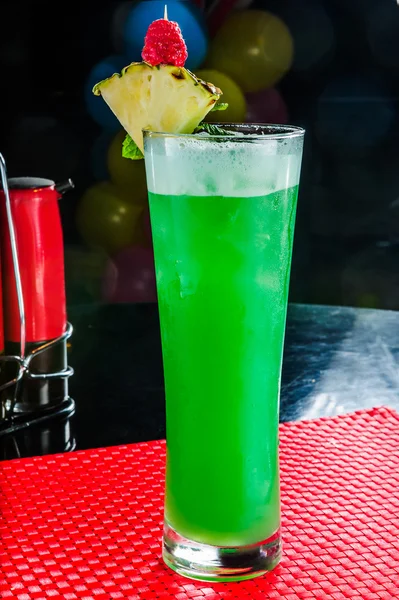 Grüner Cocktail mit Ananas und Himbeere. — Stockfoto