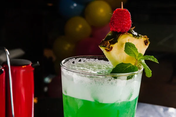 Grüner Cocktail mit Ananas und Himbeere. — Stockfoto