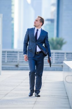 Açık havada takım elbiseli yang işadamı portresi. Avrupa adam.
