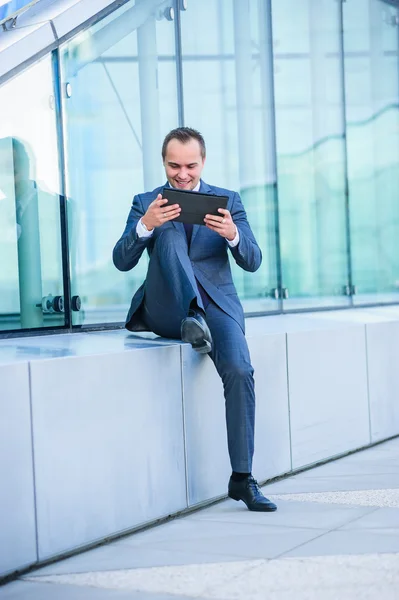 Portrait of yang businessman in suit outdoors. — Stock Photo, Image