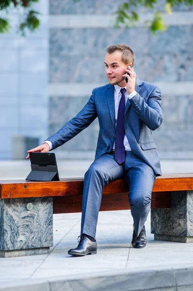 Yang businessman works with tablet computer outdoors. — Stock Photo, Image