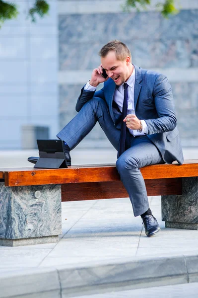 Yang affärsman fungerar med tablet PC utomhus. — Stockfoto