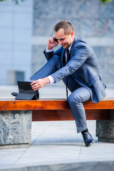 Yang-Geschäftsmann arbeitet mit Tablet-Computer im Freien. — Stockfoto