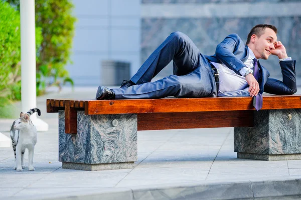 Yang-Geschäftsmann arbeitet mit Tablet-Computer im Freien. — Stockfoto