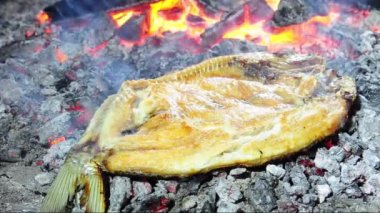 Büyük deniz balığı kömürlerin yanma kavurma.