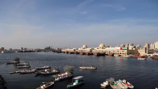 Vista de la laguna de Sharjah en la zona del mercado de pescado . — Vídeos de Stock