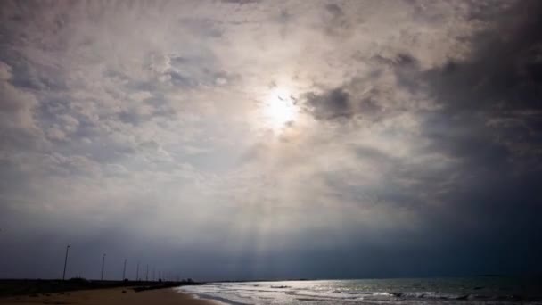 Rayons solaires brillants à travers les nuages mouvants . — Video