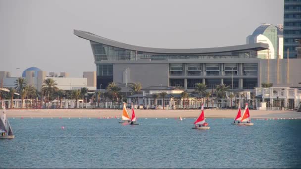 Actividades acuáticas en la laguna de Abu Dhabi, Emiratos Árabes Unidos  . — Vídeos de Stock