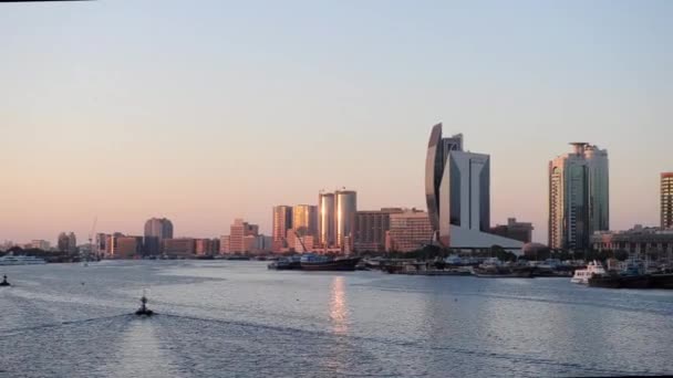 Zonsondergang van Dubai creek, Verenigde Arabische Emiraten. — Stockvideo