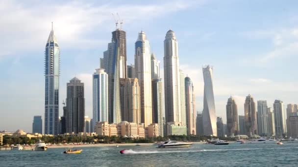 Een weergave van Palm island verblijfsrecht Jumeirah strand. Dubai, Verenigde Arabische Emiraten — Stockvideo