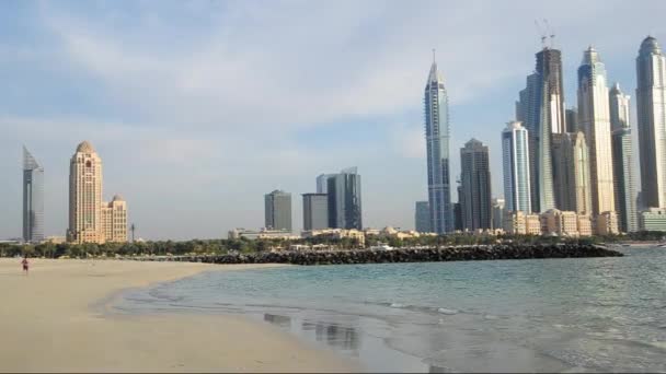 Μια άποψη της Jumeirah beach κατοικία από νησί Palm Jumeirah. Dubai, Ηνωμένα Αραβικά Εμιράτα — Αρχείο Βίντεο
