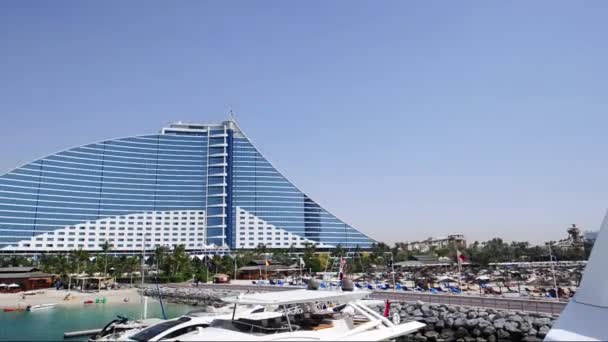 Jumeirah Beach Hotel, Dubai, Birleşik Arap Emirlikleri. — Stok video