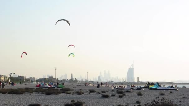 Veduta della spiaggia di aquiloni al tramonto a Dubai, Emirati Arabi Uniti . — Video Stock