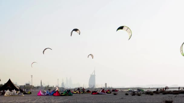 Veduta della spiaggia di aquiloni al tramonto a Dubai, Emirati Arabi Uniti . — Video Stock