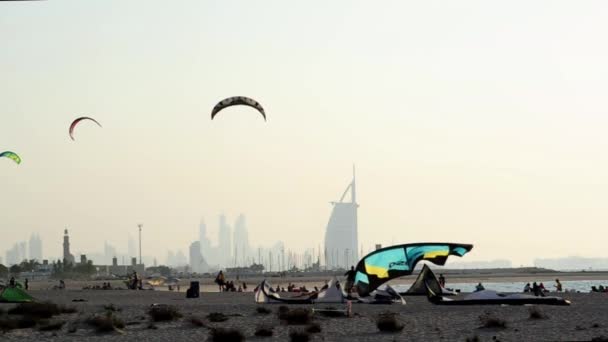 Vue de la plage de cerf-volant au coucher du soleil à Dubaï, EAU . — Video