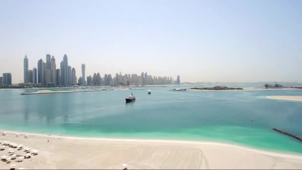 Zicht op Jumeirah beach residence vanaf Palm Island, Dubai, Verenigde Arabische Emiraten — Stockvideo