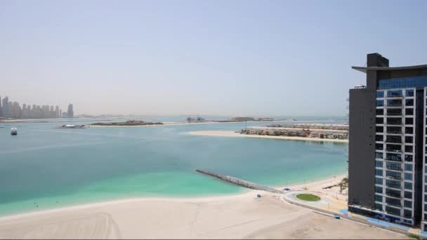 Widok na plażę Jumeirah z Palm Island, Dubaj, Zjednoczone Emiraty Arabskie — Wideo stockowe
